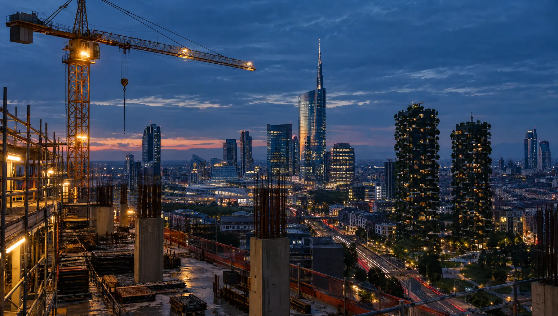 Milano all'ora blu vista da un cantiere: gru e grattacieli di Porta Nuova