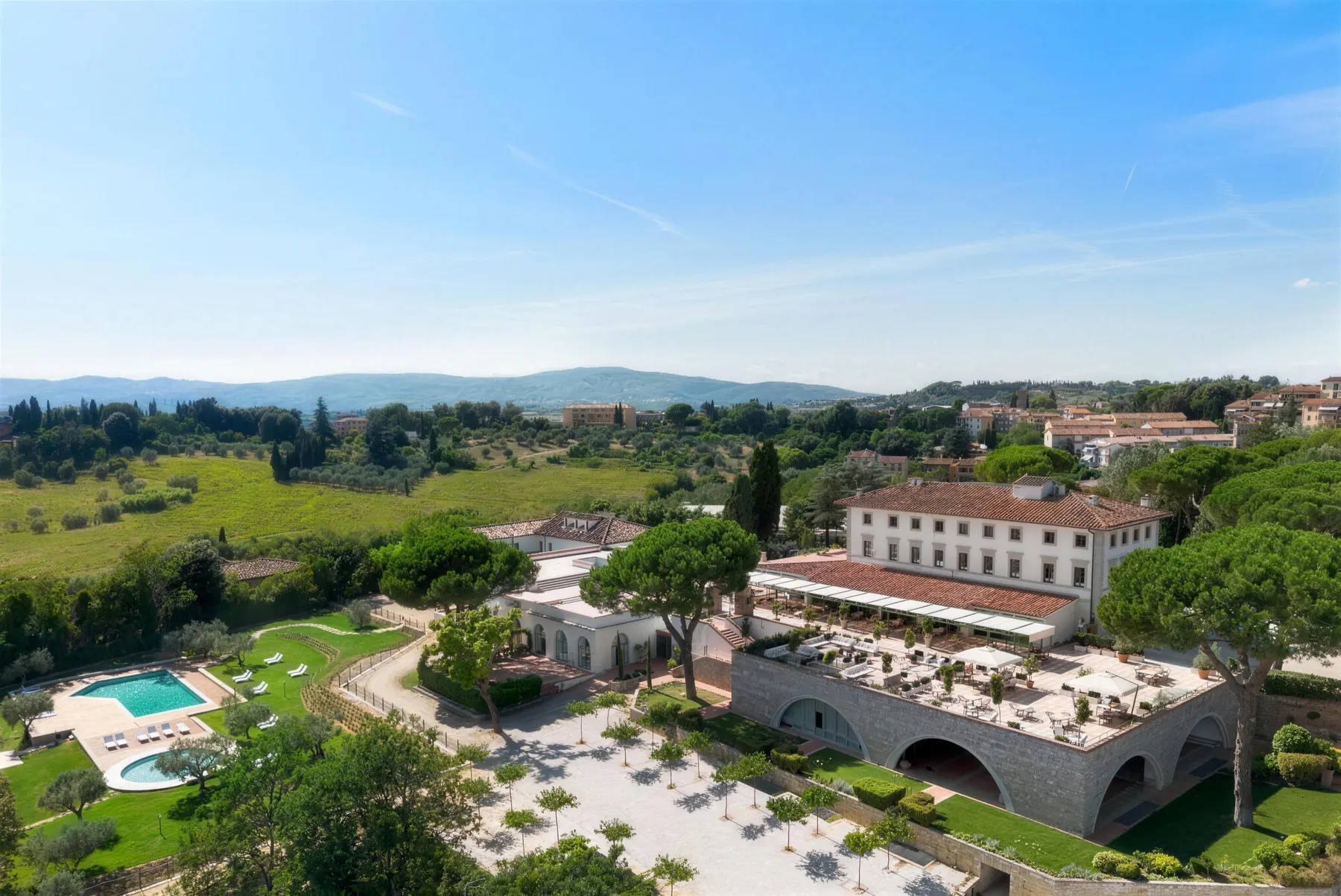 L'Hotel Garden visto dall'alto, con il parco e la piscina