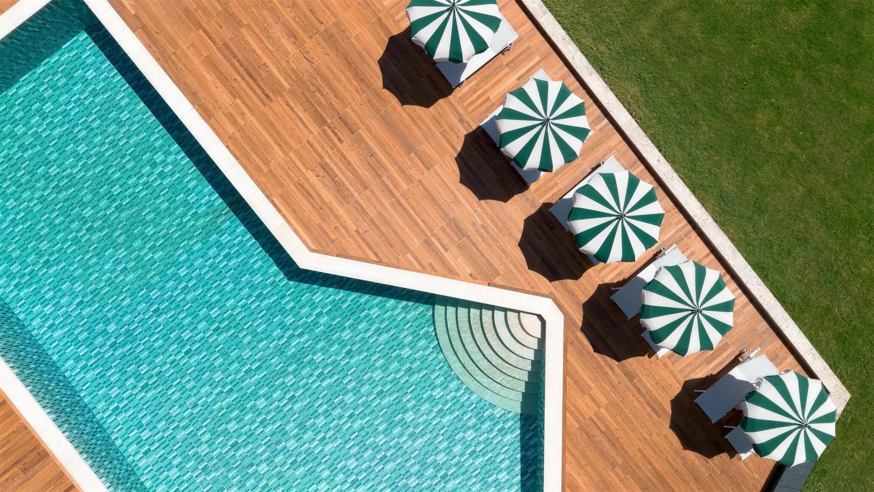 La piscina dell'Hotel Garden di Siena vista dall'alto